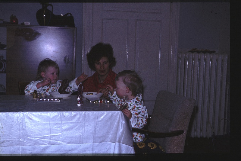 16.Regensburg apr 1965 Mama,Brigitte,Marion.JPG